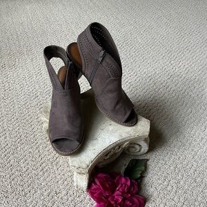 Womens 8.5 Sonoma Thelma Sandal Mule Suede-like Like New